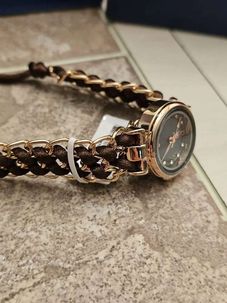 Montres Prestige Women’s black braided band, 25mm